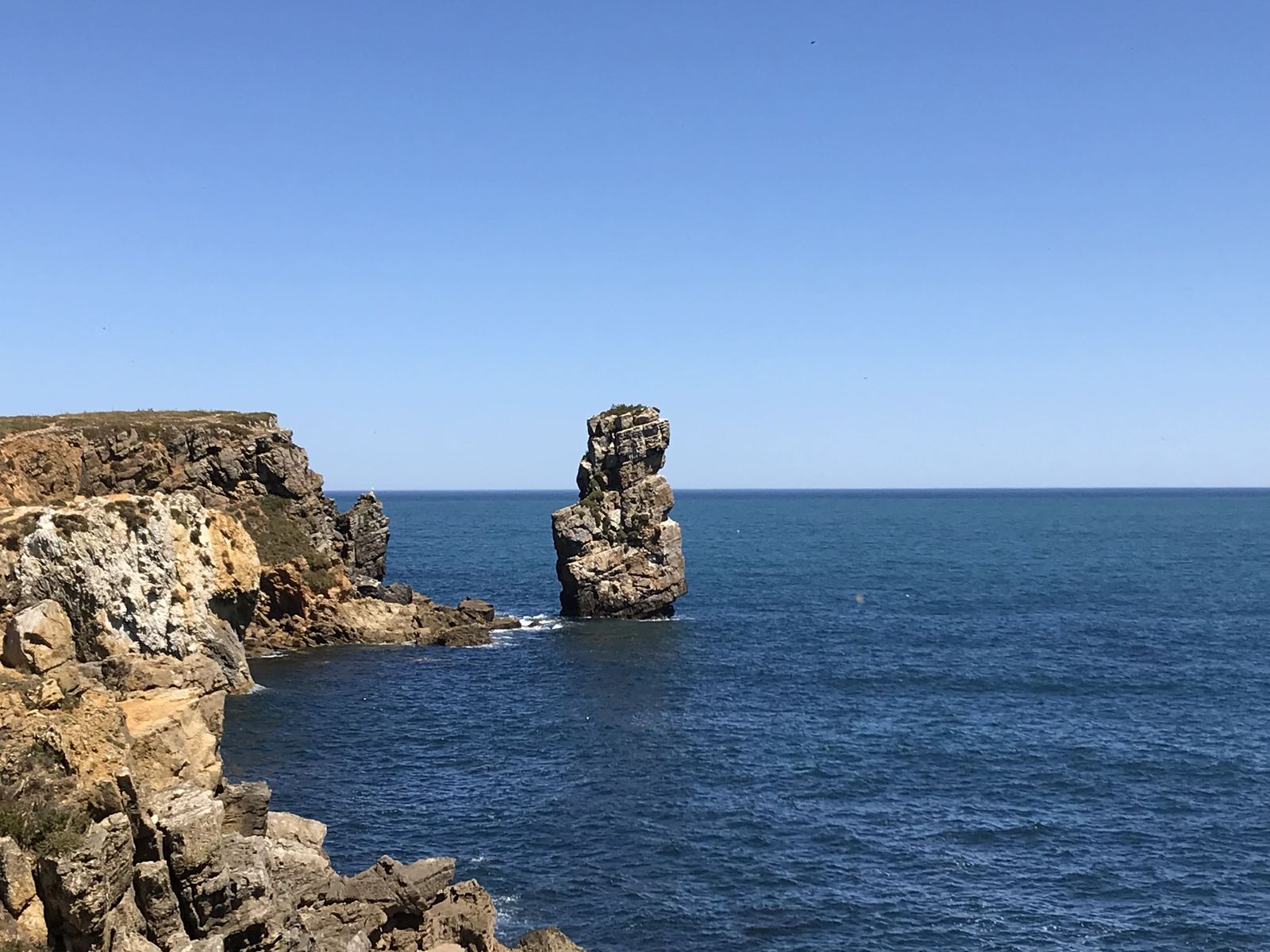 Côte rocheuse méditerranéenne surveillée depuis la mer